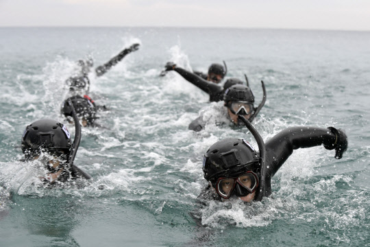 해군 1함대 구조작전대(SSU)가 8일 2018 평창동계올림픽 빙상경기 개최도시인 강릉시 인근 해상에서 안전하고 성공적인 평창동계올림픽과 패럴림픽 개최 지원을 위해 실전적이고 강도 높은 해상구조훈련을 시행했다.      해군 1함대 구조작전대원들이 평창동계올림픽 준비 및 개최 기간 중 발생할 수 있는 해상 재난과 조난사고 등에 대비해 인명구조훈련을 하고 있다.